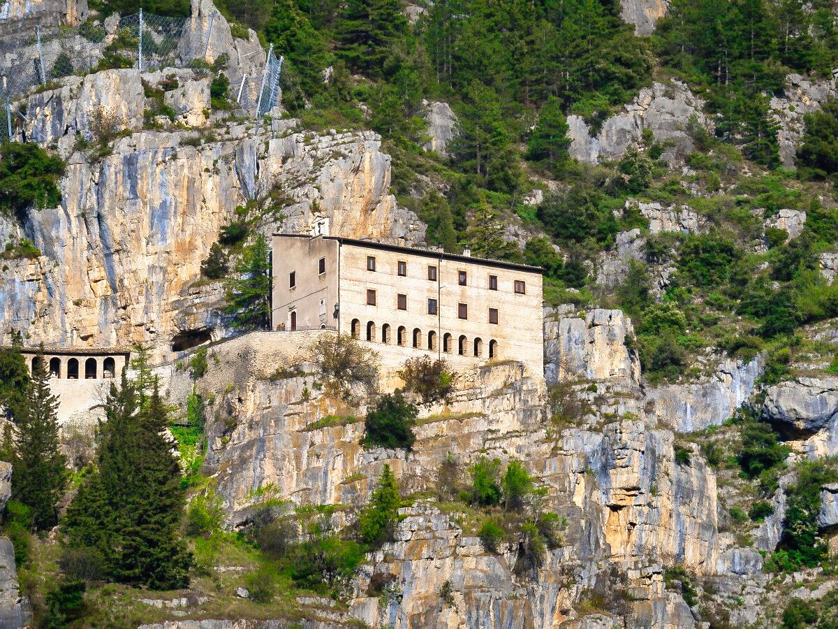 Eremo di Sant'Onofrio al Morrone - 8km